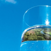 Trinkwasserglas vor blauem Himmel