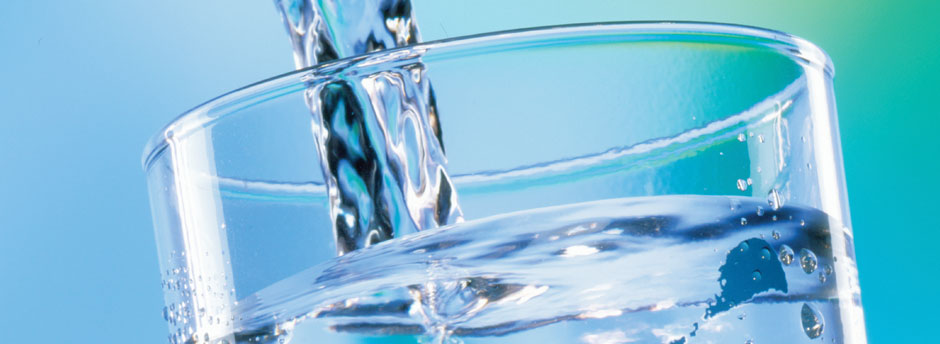 Trinkwasser in Glas einfüllen